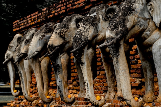 Wat Sorasak chedi circondato da elefanti. CHEDI WAT CHANG LOM (Tempio dell'elefante). Il parco storico di Sukhothai copre le rovine di Sukhothai. Stupa decorato con rilievi di elefanti nelle rovine del tempio