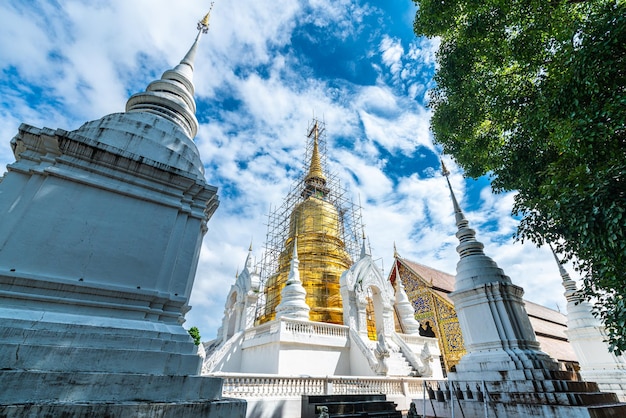 Wat Suan Dok è un tempio buddista Wat at sunset sky è una grande attrazione turistica a Chiang Mai nel nord della Thailandia Viaggi nel sud-est asiatico Luoghi pubblici