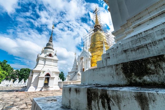 Wat Suan Dok è un tempio buddista Wat at sunset sky è una grande attrazione turistica a Chiang Mai nel nord della Thailandia Viaggi nel sud-est asiatico Luoghi pubblici