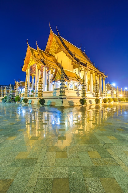 Wat Suthat Thepphawararam con cielo blu a tempo crepuscolare a Bangkok della Tailandia