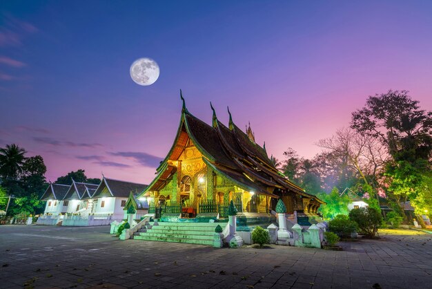 Wat Xieng Thong, il tempio più popolare di Luang Pra bang, Laos al tramonto