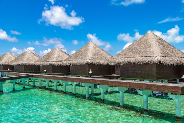 Water Bungalows nell'isola tropicale delle Maldive