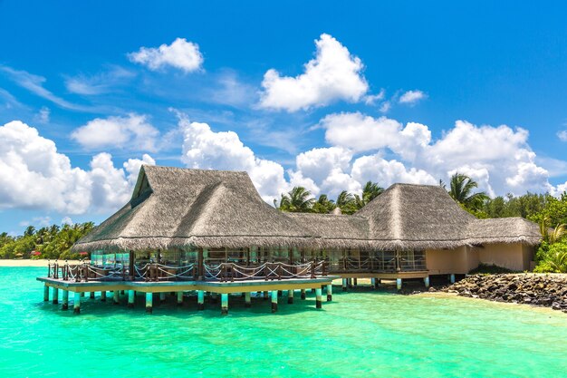 Water Bungalows nell'isola tropicale delle Maldive