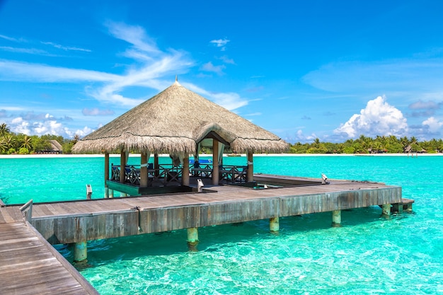 Water Bungalows nell'isola tropicale delle Maldive