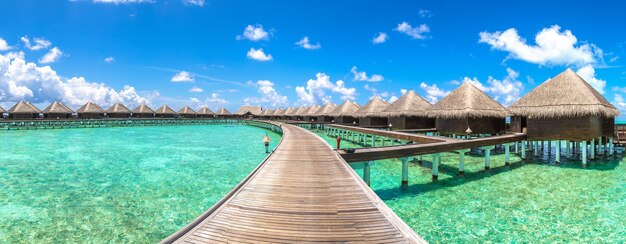 Water Bungalows nell'isola tropicale delle Maldive