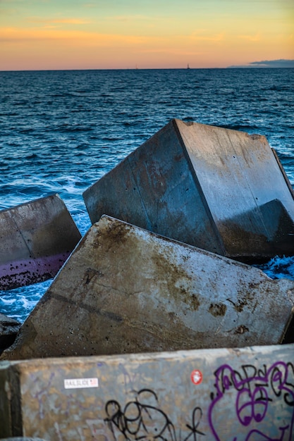 Wavebreaker sul mare