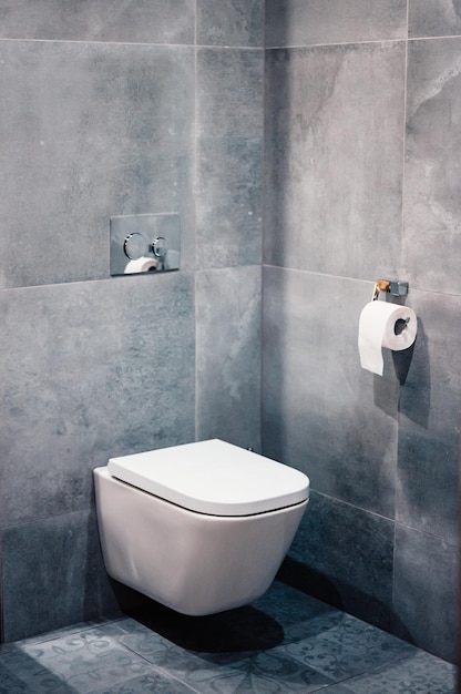 WC bianco in bagno Casa moderna e pulita Concetto di igiene