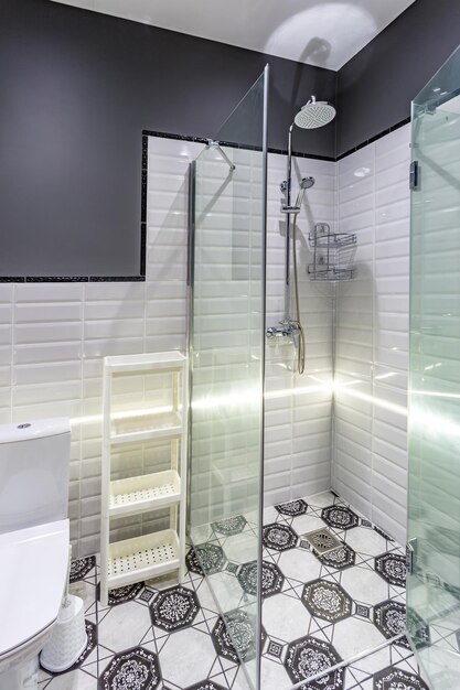 WC MINSK BIELORUSSIA e dettaglio di una cabina doccia angolare con attacco doccia a parete