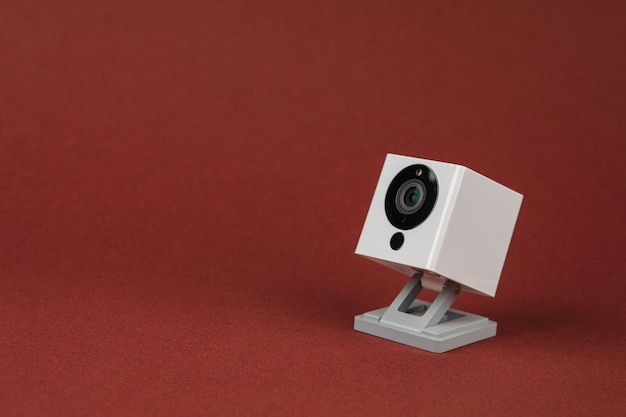 Webcam bianca su sfondo rosso oggetto Concetto di tecnologia Internet