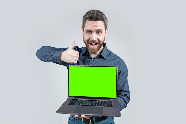 Webinar pubblicità pc uomo d'affari che presenta presentazione di successo del prodotto sul computer