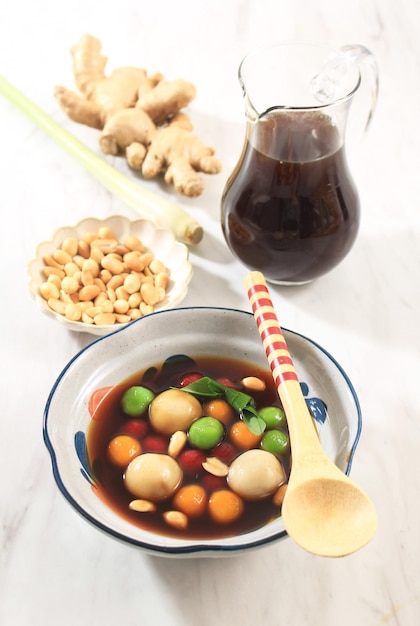 Wedang Ronde Jahe, polpette di riso glutinoso con zenzero e sciroppo di zucchero di palma. Popolare come Tangyuan nella cultura cinese, Mangia al Festival di Dongzhi.