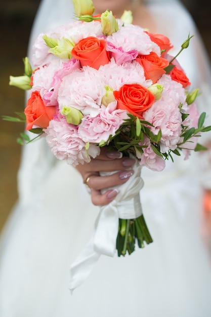 Wedding bouquet di rose fresche luminose di close-up