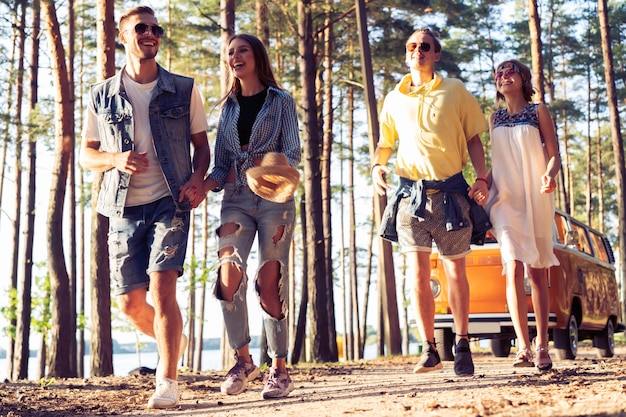 Weekend spensierato con gli amici. Coppia in amore godendo di una passeggiata in una giornata di sole.