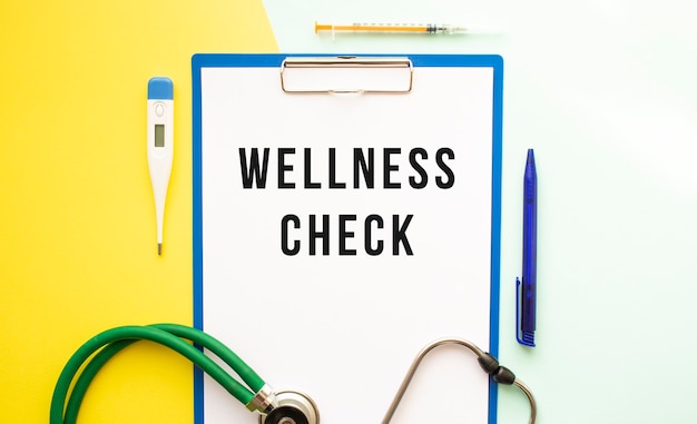 WELLNESS CHECK testo su carta intestata in una cartella medica su uno sfondo bellissimo.