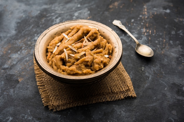 Wheat Laapsi, Lapsi, Shira, Halwa è un piatto dolce indiano a base di grano spezzato o pezzi di Daliya e burro chiarificato insieme a noci, uvetta e frutta secca. È un alimento sano.