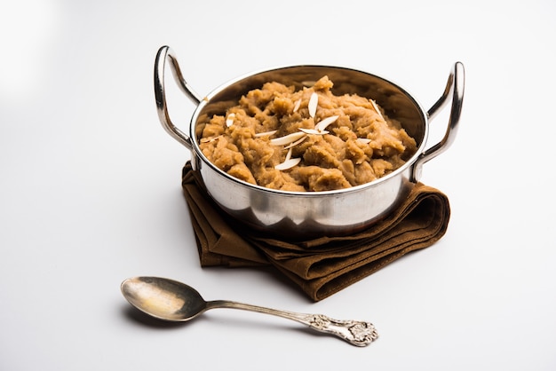 Wheat Laapsi, Lapsi, Shira, Halwa è un piatto dolce indiano a base di grano spezzato o pezzi di Daliya e burro chiarificato insieme a noci, uvetta e frutta secca. È un alimento sano.