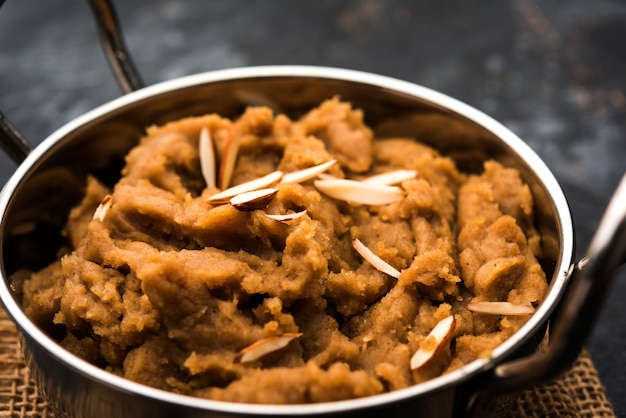 Wheat Laapsi, Lapsi, Shira, Halwa è un piatto dolce indiano a base di grano spezzato o pezzi di Daliya e burro chiarificato insieme a noci, uvetta e frutta secca. È un alimento sano.