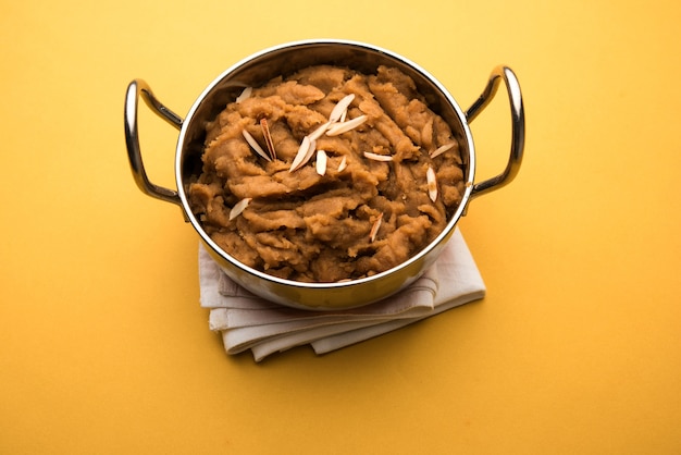 Wheat Laapsi, Lapsi, Shira, Halwa è un piatto dolce indiano a base di grano spezzato o pezzi di Daliya e burro chiarificato insieme a noci, uvetta e frutta secca. È un alimento sano.