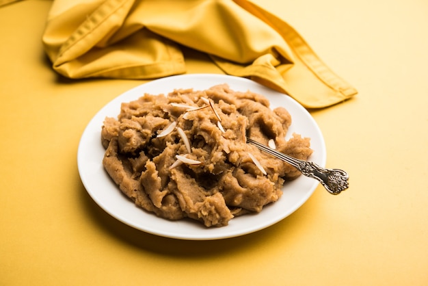 Wheat Laapsi, Lapsi, Shira, Halwa è un piatto dolce indiano a base di grano spezzato o pezzi di Daliya e burro chiarificato insieme a noci, uvetta e frutta secca. È un alimento sano.