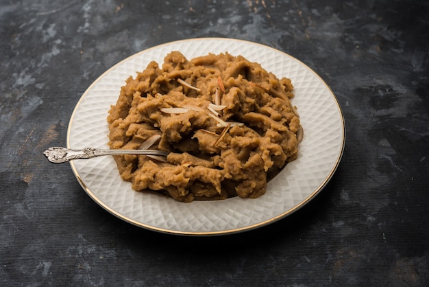 Wheat Laapsi, Lapsi, Shira, Halwa è un piatto dolce indiano a base di grano spezzato o pezzi di Daliya e burro chiarificato insieme a noci, uvetta e frutta secca. È un alimento sano.