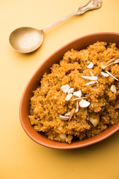 Wheat Laapsi o Lapsi o Shira o Halwa è un piatto dolce indiano a base di grano spezzato o pezzi di Daliya e burro chiarificato insieme a noci, uvetta e frutta secca