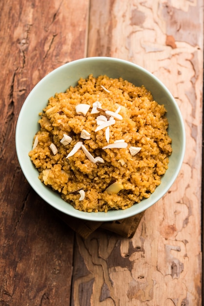 Wheat Laapsi o Lapsi o Shira o Halwa è un piatto dolce indiano a base di grano spezzato o pezzi di Daliya e burro chiarificato insieme a noci, uvetta e frutta secca