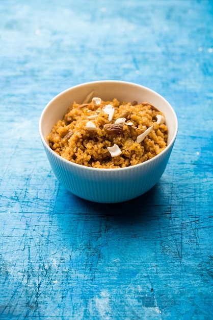 Wheat Laapsi o Lapsi o Shira o Halwa è un piatto dolce indiano a base di grano spezzato o pezzi di Daliya e burro chiarificato insieme a noci, uvetta e frutta secca