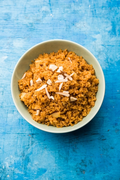 Wheat Laapsi o Lapsi o Shira o Halwa è un piatto dolce indiano a base di grano spezzato o pezzi di Daliya e burro chiarificato insieme a noci, uvetta e frutta secca