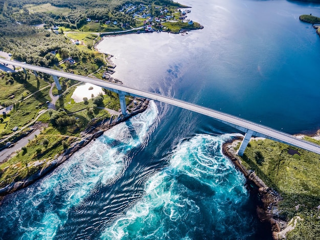 Whirlpools del vortice di Saltstraumen, Nordland, Norvegia vista aerea Beautiful Nature. Saltstraumen è un piccolo stretto con una delle correnti di marea più forti del mondo.