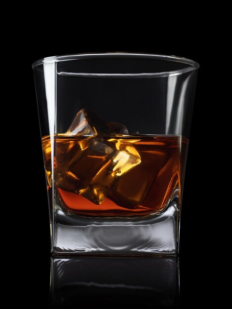 whisky con cubetti di ghiaccio in vetro su sfondo nero