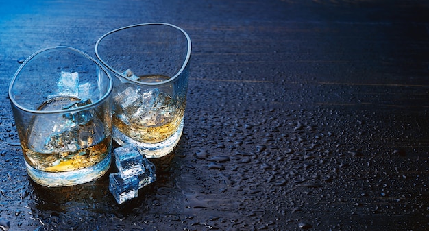 Whisky con ghiaccio in bicchieri moderni