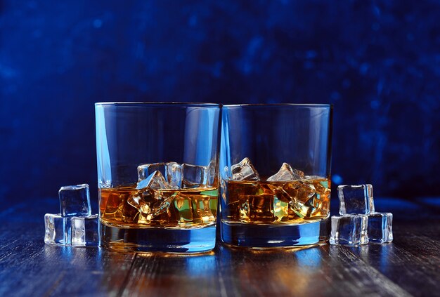 Whisky con ghiaccio in bicchieri moderni