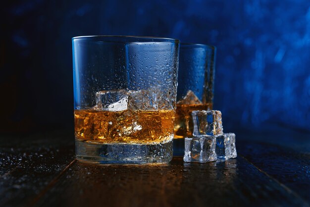 Whisky con ghiaccio in bicchieri moderni