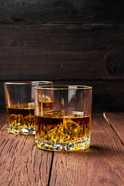 Whisky con ghiaccio in due bicchieri