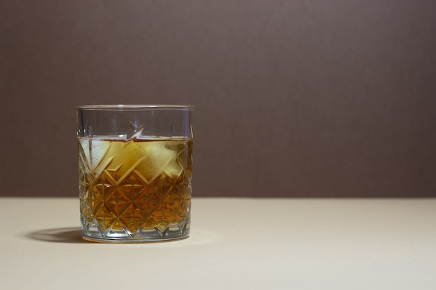 Whisky in un bicchiere. Bevande alcoliche