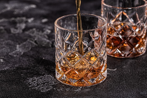 Whisky su uno sfondo scuro di pietra.