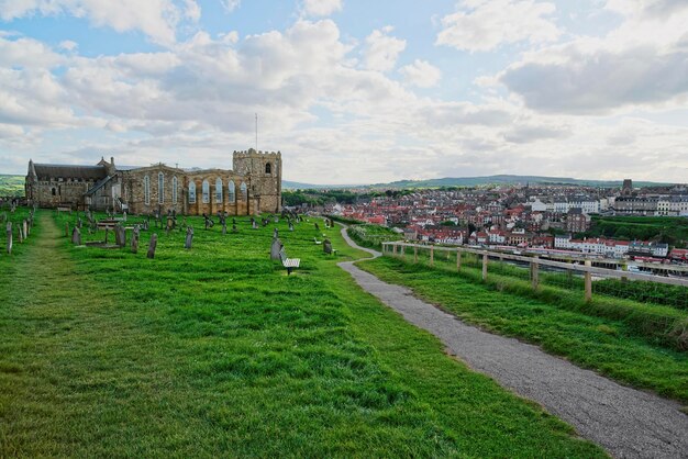 Whitby Abbey Church and Cemetery nel North Yorkshire in Inghilterra. Sono le rovine dell'abbazia benedettina. Ora è sotto la protezione del patrimonio inglese.