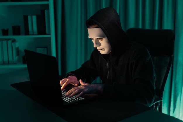 White criminale anonimo maschera installando codifica password crittografia pecuniario
