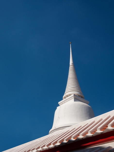 White PagodaTops Le pagode buddiste isolano il blu