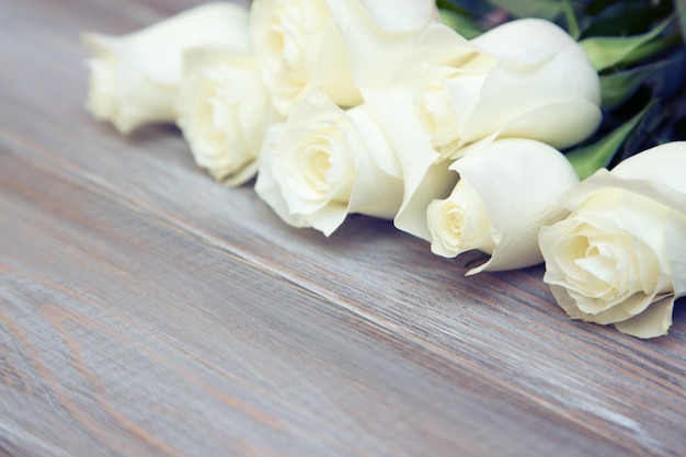 White Rose Un bouquet di rose delicate su uno sfondo bianco Posto per il primo piano del testo Sfondo romantico per le vacanze di primavera