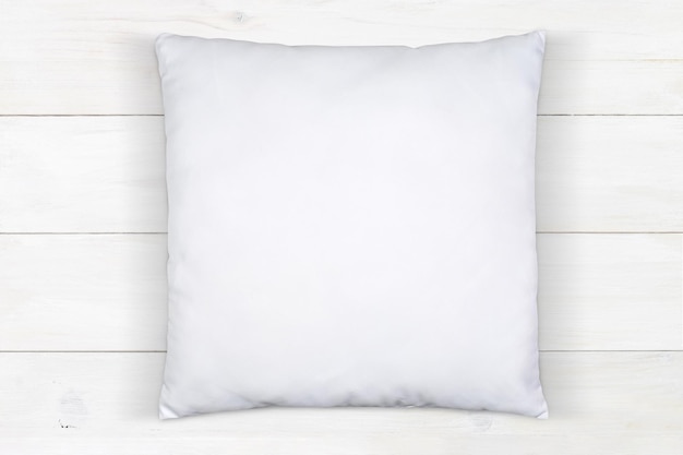White Throw Pillow Mockup in cima a uno sfondo di legno bianco