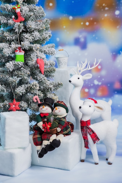 White toy show castle con cervi e pupazzi di neve