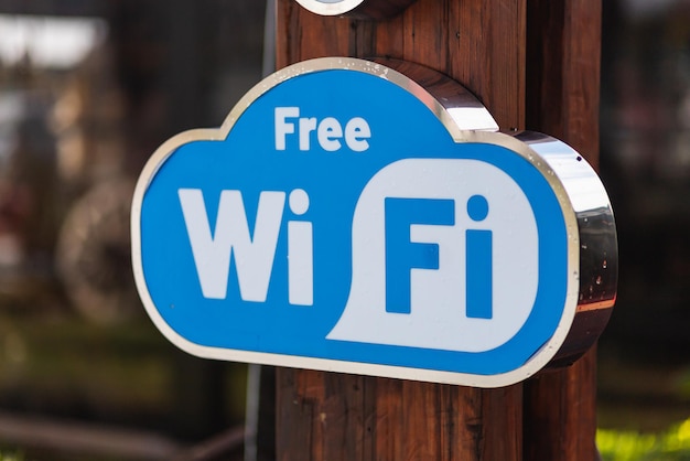 Wi-fi disponibile qui segno. Segno di Wi-Fi gratuito su sfondo muro di legno vintage