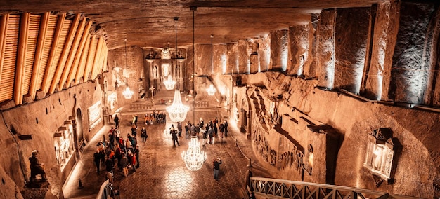 Wieliczka Polonia 24 ottobre 2021 Cappella di Santa Kinga nella miniera di sale di Wieliczka vicino a Cracovia Aperta nel XIII secolo la miniera produceva sale da tavola Corridoio sotterraneo nella miniera di sale di Wieliczka