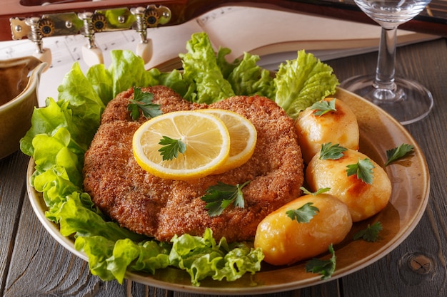 Wiener schnitzel con patate e insalata