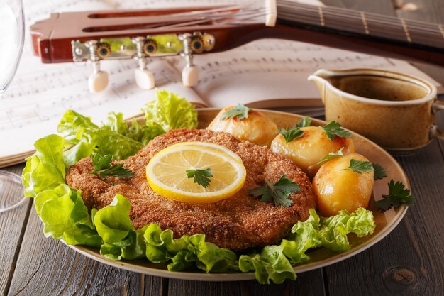 Wiener schnitzel con patate e insalata