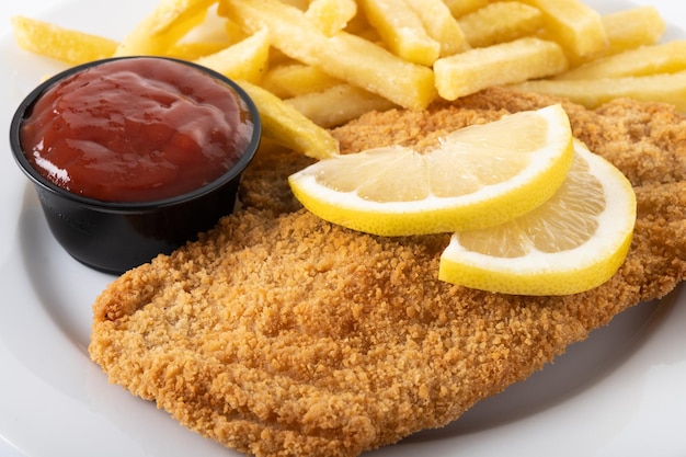 Wiener Schnitzel con patate fritte isolati su sfondo bianco