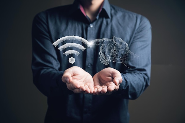 WiFi e mani dalla rete Uomo che tiene in mano