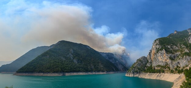 Wildfire al lago piva nel parco nazionale del montenegro