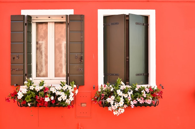 Windows con persiane sull'isola di Burano Venezia Italia